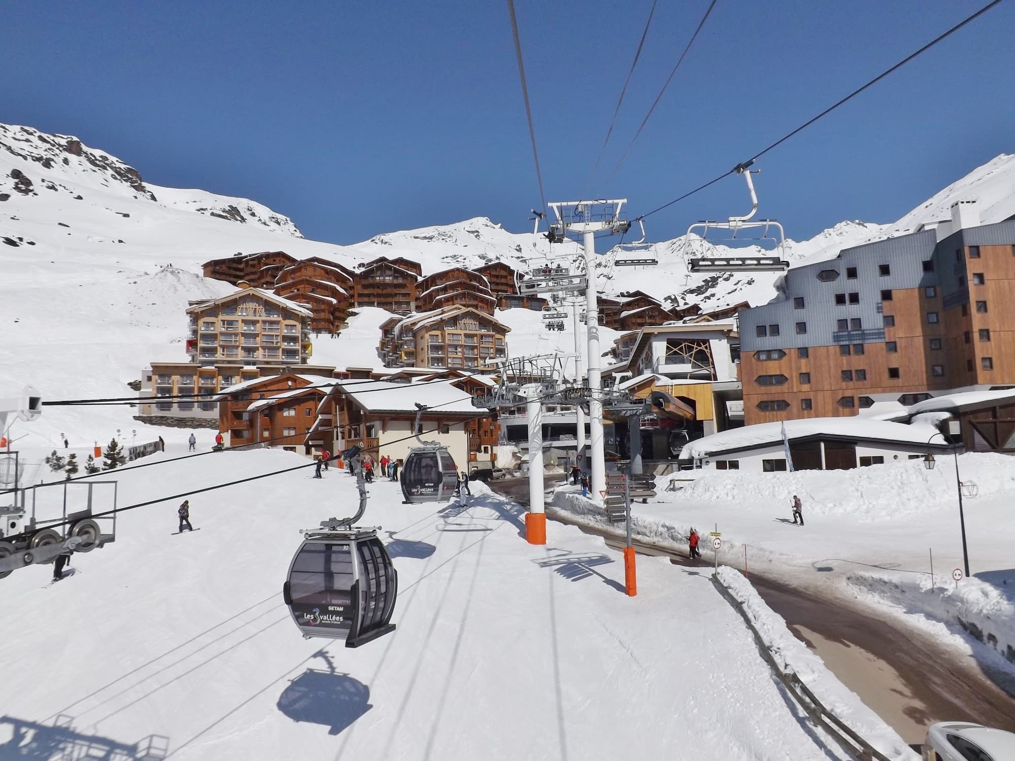 Vilarejo de Val Thorens e meios de elevação no inverno