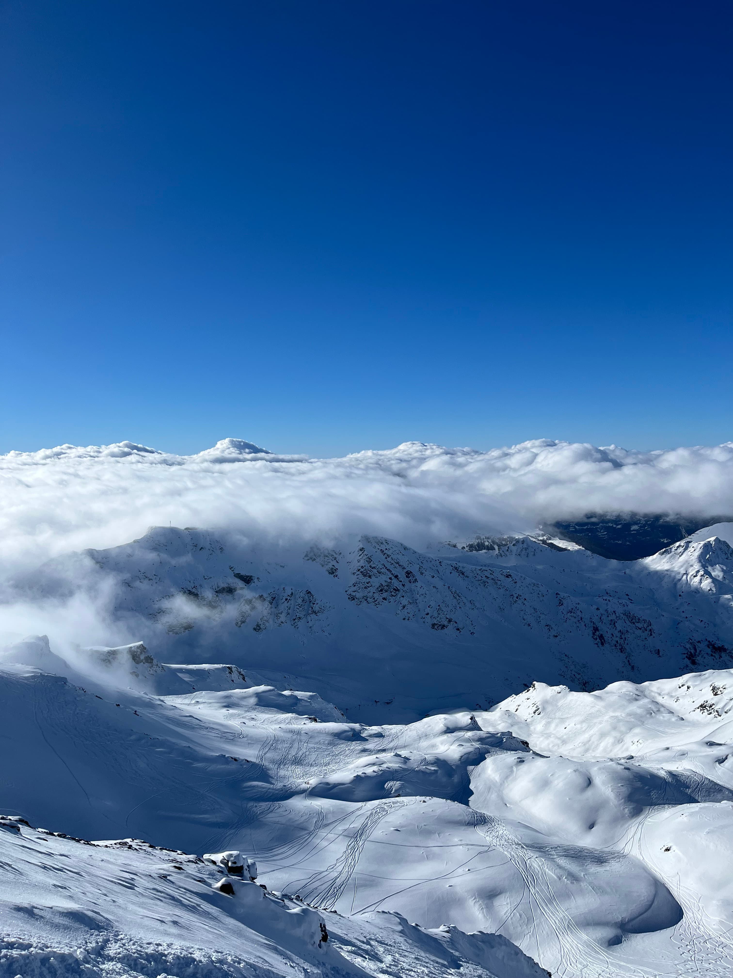 Vista ampla das montanhas nevadas nos Alpes franceses