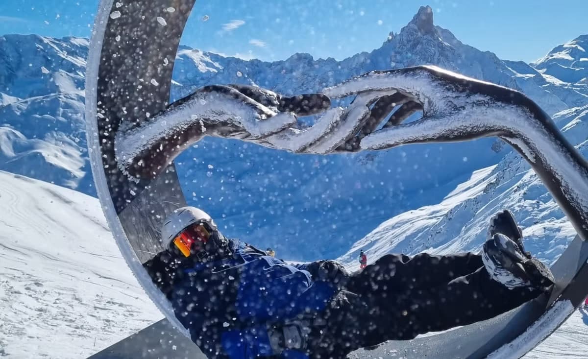 Viajante Snow Trip em uma paisagem nevada dos Alpes
